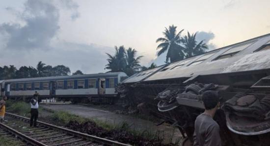 Train Derails in Sri Lanka; 10 Hospitalized